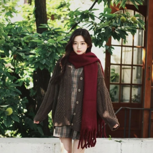 Red Accent: Cara Memakai Warna Merah tanpa Membuat Outfit Terlihat Berlebihan