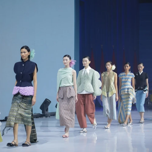 Peggy Hartanto Debut Eksplorasi Kain Tenun! Berpadu Apik dengan Detail Scallop dan Nuansa Feminin