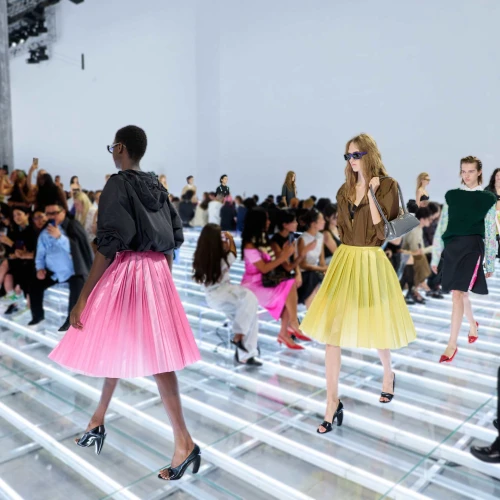 Prada Spring/Summer 2027, Ketika Rok Menjadi Bintang Utama! Hadir Jaehyun NCT dan Sana TWICE