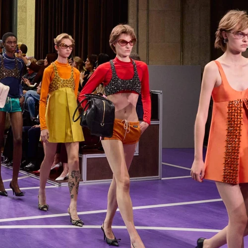 Miu Miu Spring/Summer 2027: Dari Denim Bertali hingga Gaya Seksi yang Sporty