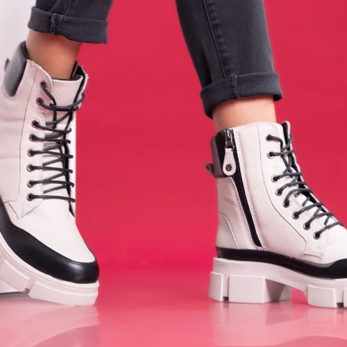 Tips Tampil Stylish dengan Sepatu Boots untuk Pemilik Tubuh Mungil