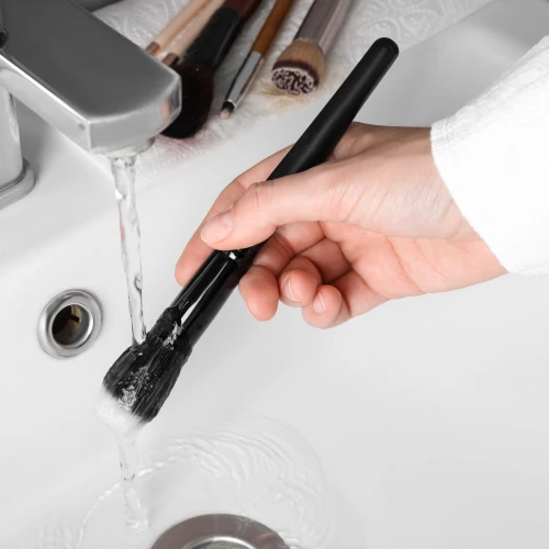 Cara Paling Higienis Mencuci Brush dan Spons Makeup