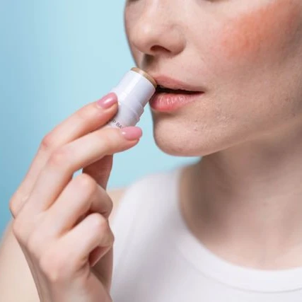 Kesalahan yang Sering Dilakukan Saat Memakai Lip Balm