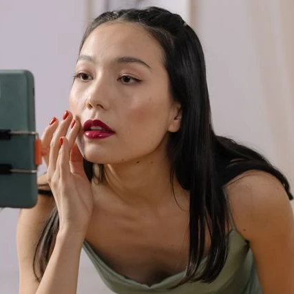 Cara Menjaga Makeup Awet di Tengah Cuaca Panas