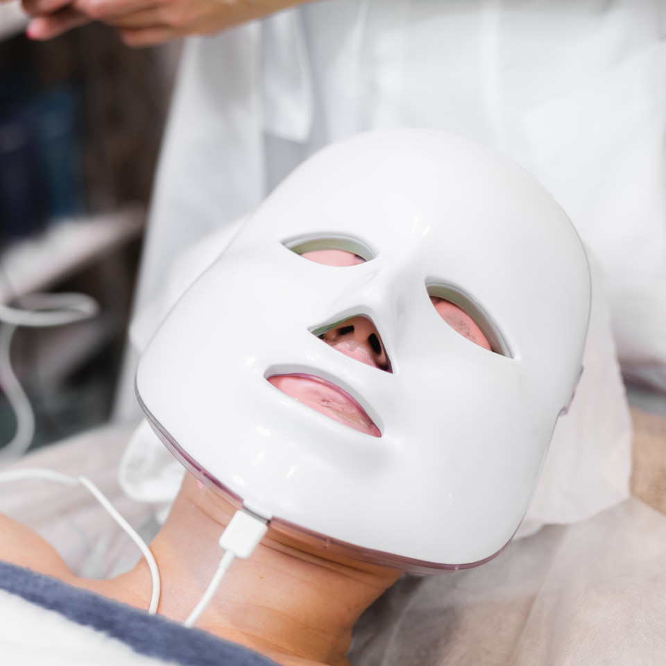 Manfaat LED Mask Yang Perlu Kamu Tahu Sebelum Pakai