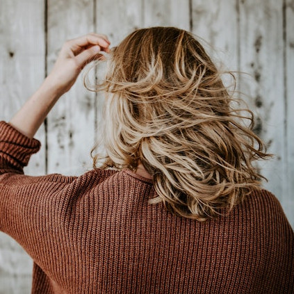 5 Cara Efektif Mengatasi Rambut Rontok & Patah, Ternyata Gampang!