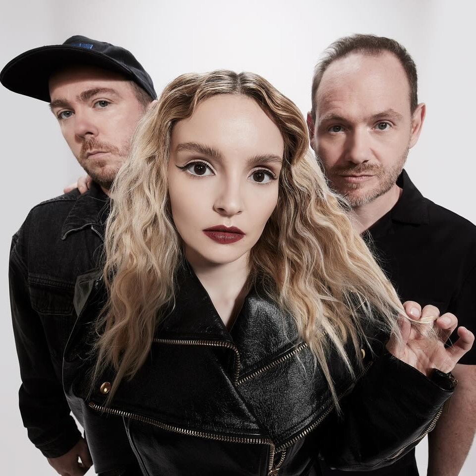 CHVRCHES Kembali dengan Eksplorasi Musik Berbeda di Album Terbarunya, ‘All The King's Men’!