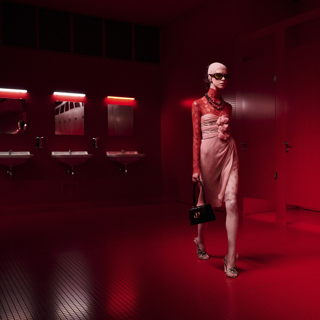 Valentino Sulap “Toilet Umum” Jadi Panggung Fashion Show! Glamor dan Dramatis