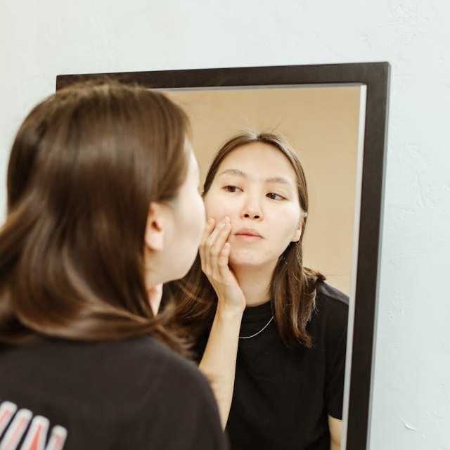 8 Cara Menghilangkan Bintik Merah Di Wajah Tapi Bukan Jerawat, Pasti Ampuh!