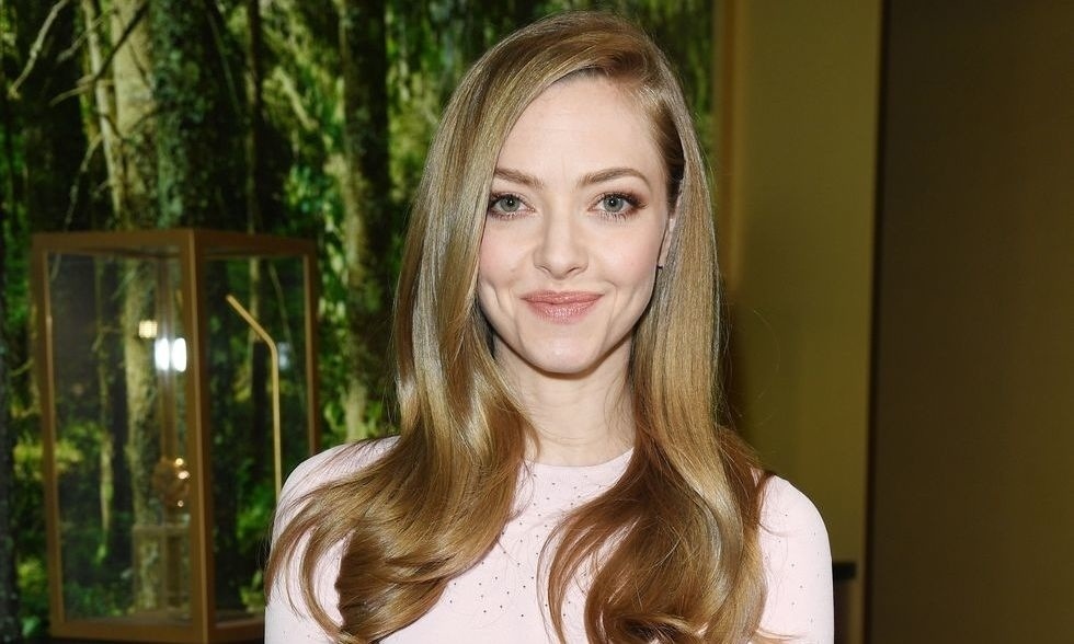 Amanda Seyfried Menampilkan Lagu "Mean" Versi Mean Girls!