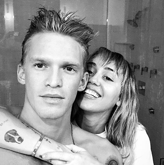 Miley Cyrus dan Cody Simpson Merayakan Thanksgiving Bersama