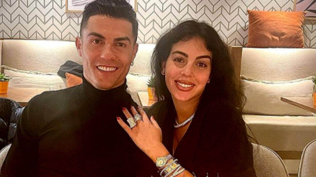 Balas Kado Romantis Dari Ronaldo, Georgina Hadiahi Mobil Rp2,9 M