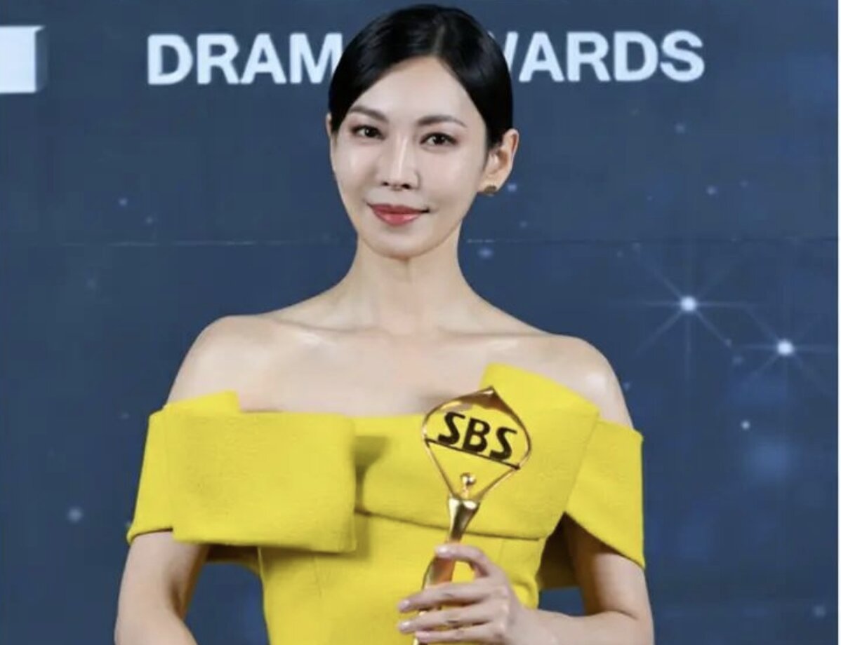 Curi Perhatian Di SBS Drama Awards, Kim So Yeon Menang Piala Daesang