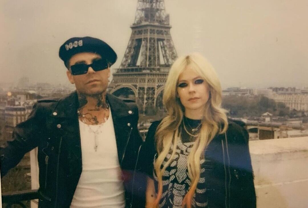 Menara Eiffel Jadi Saksi Tunangan Avril Lavigne dan Mod Sun