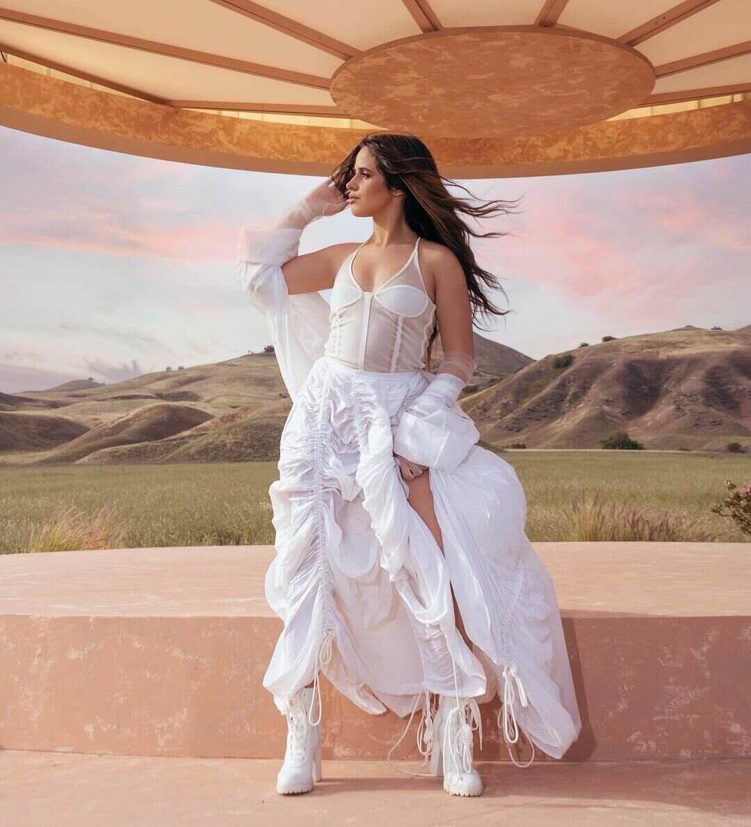 Camila Cabello Tampil Eksotis di Video Live Performance "No Doubt"