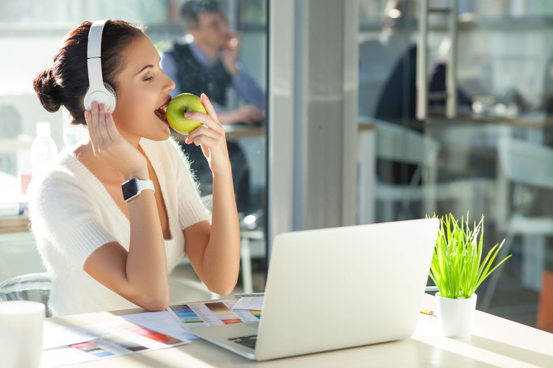 14 Makanan & Minuman untuk Mencegah Bau Mulut di Kantor