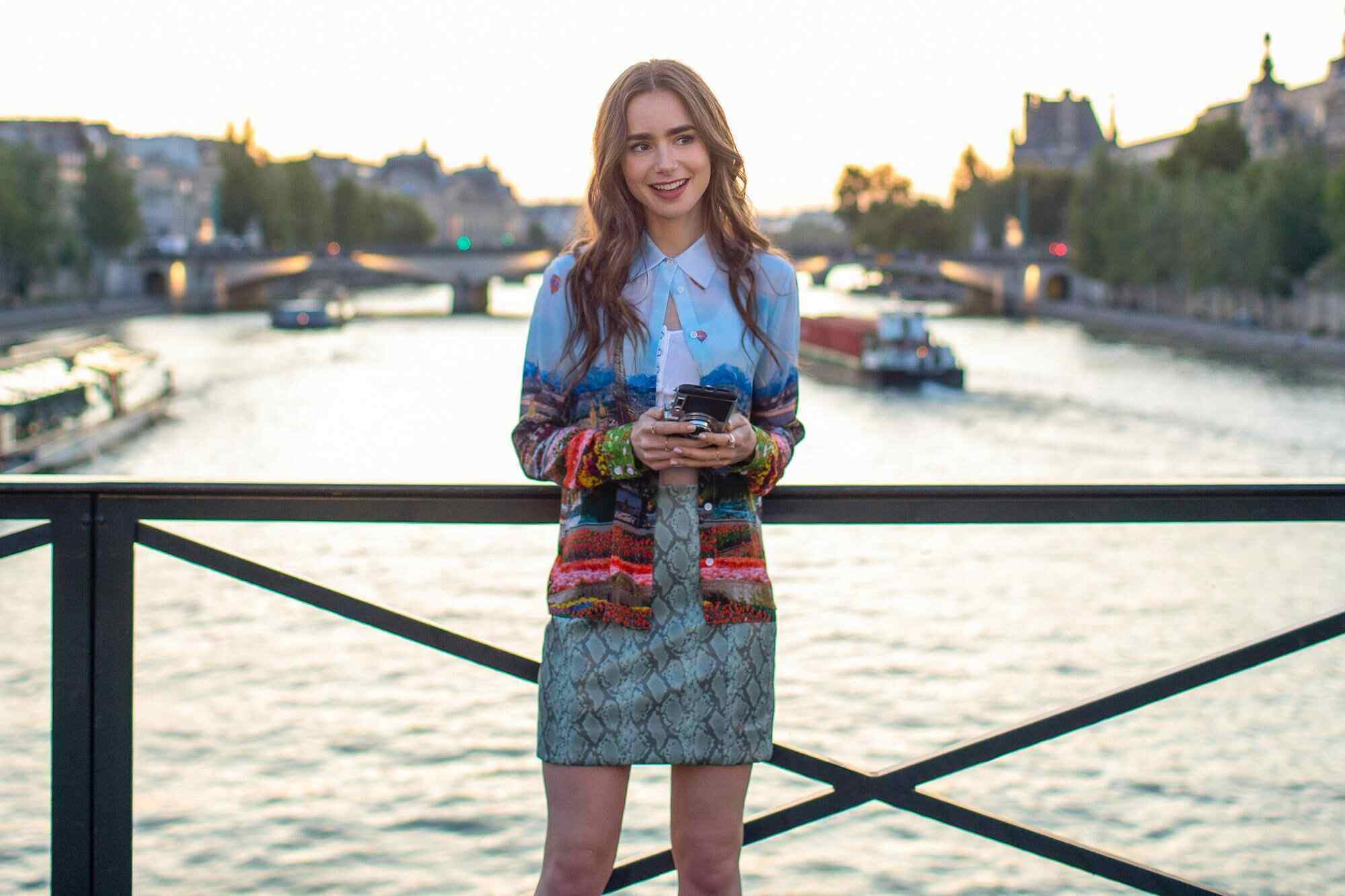 Serial "Emily in Paris" Rilis Outfit Spesial untuk Para Fans