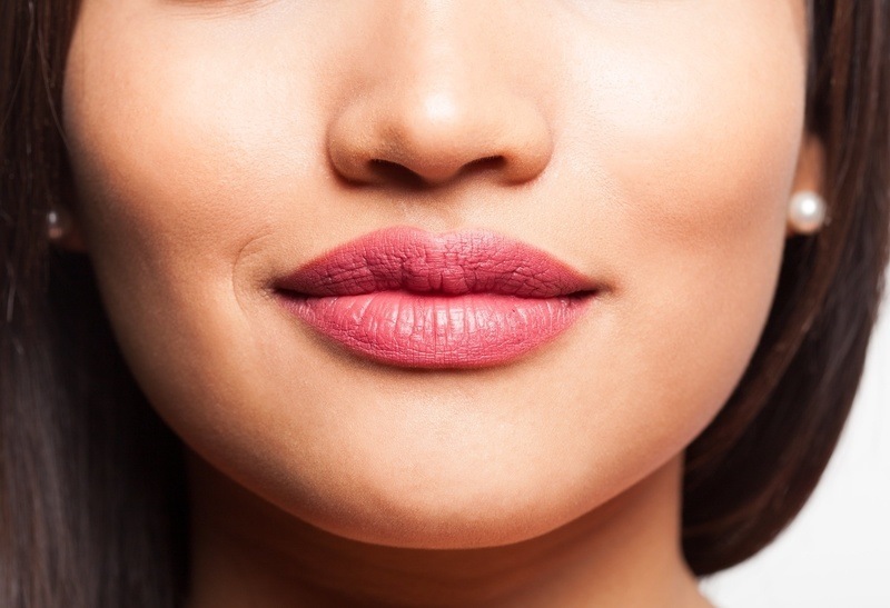 Cara Alami Melembabkan Bibir