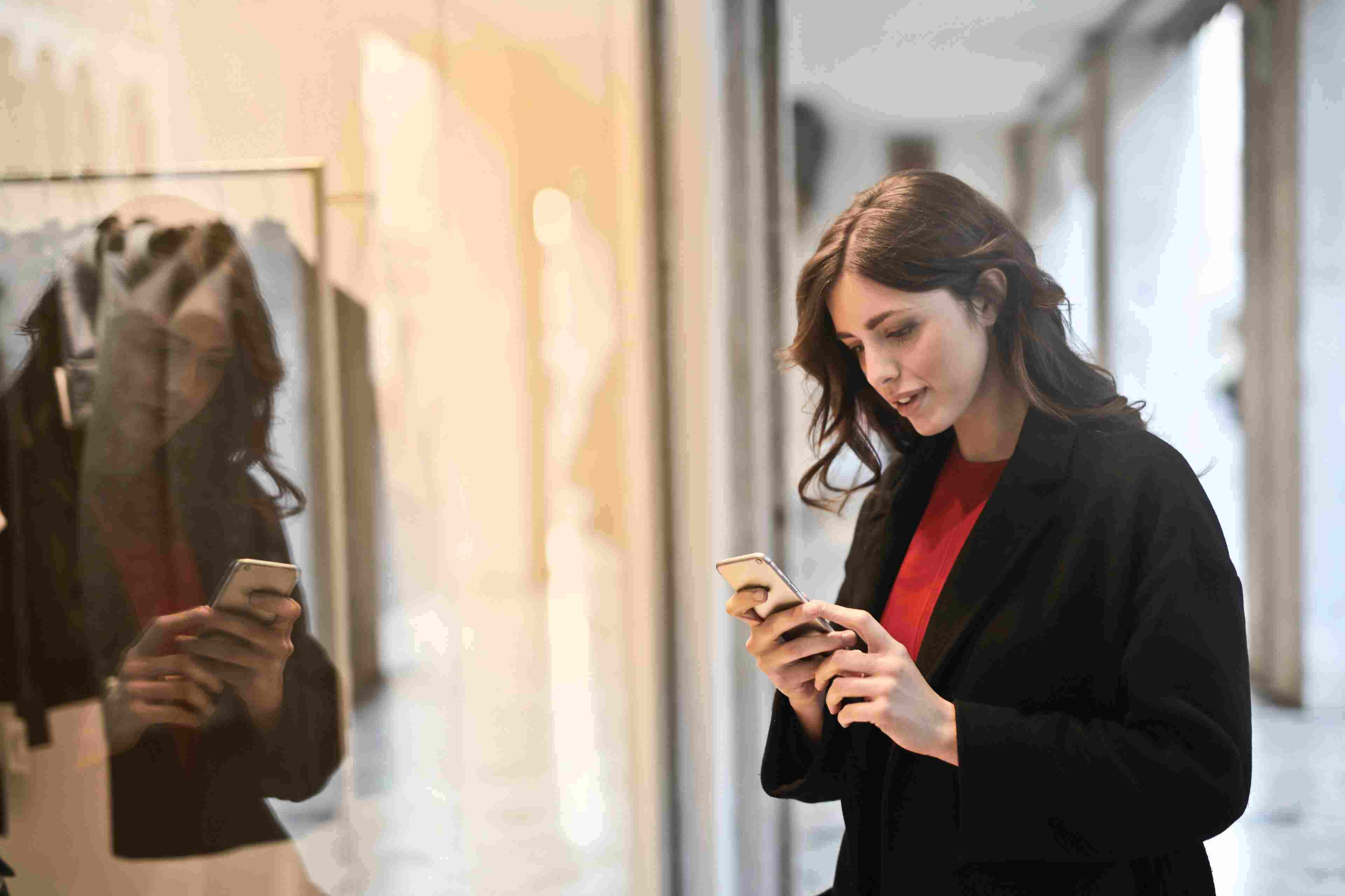 Ini 5 Zodiak yang Suka Stalking Mantan!