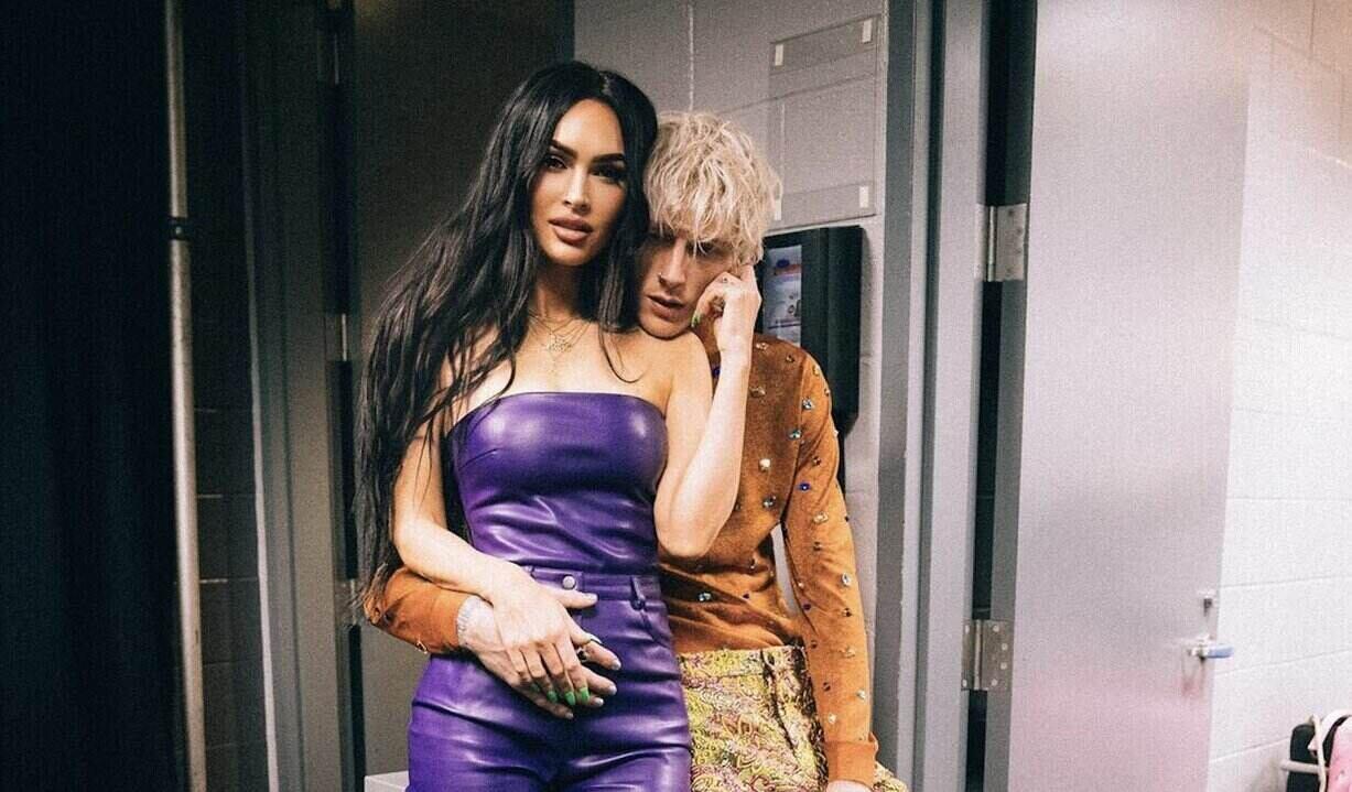 Demi Ritual, Megan Fox & Machine Gun Kelly Minum Darah Masing-Masing