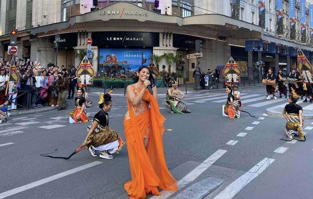 Anggun Bawakan 'Mimpi' dengan Gaya Sinden di Paris!