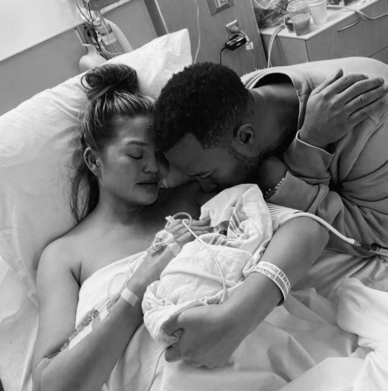 Chrissy Teigen & John Legend Kehilangan Bayi Ketiga