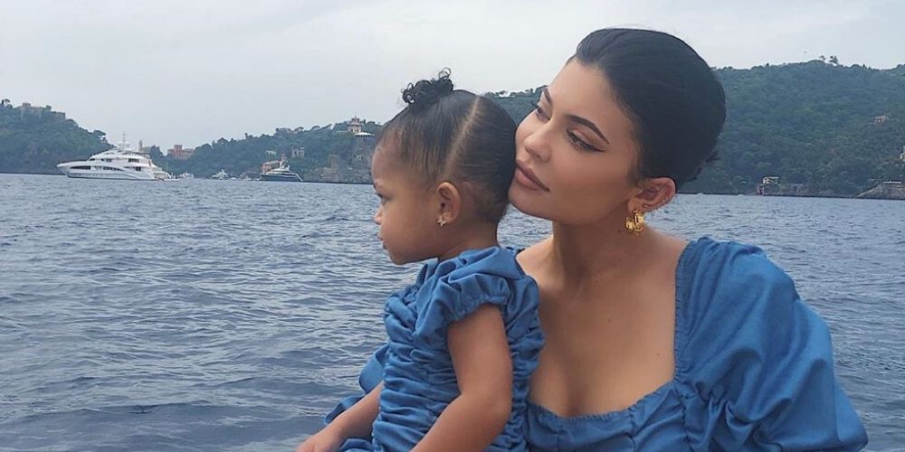 Lucu Sekali! Stormi Mendengarkan "Rise and Shine" oleh Kylie