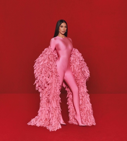 Gaya Stylish dan Unik Kim Kardashian Saat Memakai Busana Balenciaga